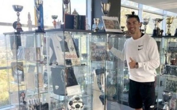 Роналду алғашқы командасының мұражайын аралады