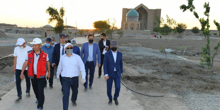 ЯСАУИ КЕСЕНЕСІНІҢ АЙНАЛАСЫНА ЕҢ ҚҰНДЫ АҒАШ ТҮРЛЕРІ ОТЫРҒЫЗЫЛАДЫ