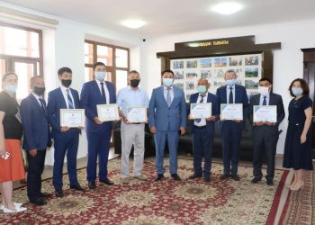 АУДАН ӘКІМІ МЕМЛЕКЕТТІК ҚЫЗМЕТКЕРЛЕРДІ ҚАБЫЛДАДЫ