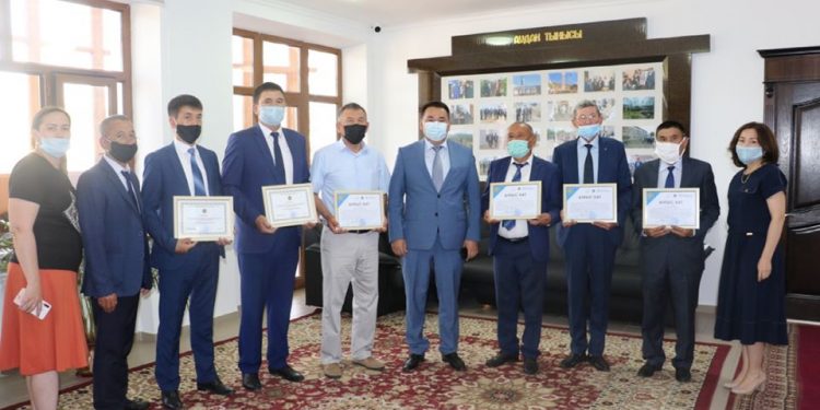 АУДАН ӘКІМІ МЕМЛЕКЕТТІК ҚЫЗМЕТКЕРЛЕРДІ ҚАБЫЛДАДЫ