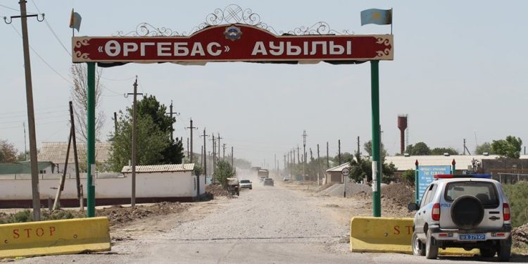 МАҚТААРАЛ АУДАНЫНДАҒЫ СУ БАСҚАН ӨРГЕБАС АУЫЛЫН ҚАЛПЫНА КЕЛТІРУ ЖҰМЫСТАРЫ ҚАРҚЫНДЫ ЖҮРІП ЖАТЫР