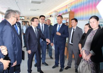 МӘЖІЛІС ДЕПУТАТТАРЫ ТҮРКІСТАН ОБЛЫСЫ БӘЙДІБЕК АУДАНЫНДА ШАРУА ҚОЖАЛЫҚТАРЫ БАСШЫЛАРЫМЕН КЕЗДЕСТІ