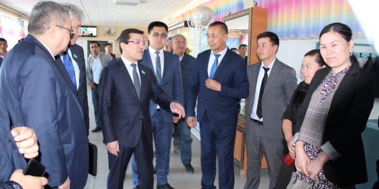 МӘЖІЛІС ДЕПУТАТТАРЫ ТҮРКІСТАН ОБЛЫСЫ БӘЙДІБЕК АУДАНЫНДА ШАРУА ҚОЖАЛЫҚТАРЫ БАСШЫЛАРЫМЕН КЕЗДЕСТІ