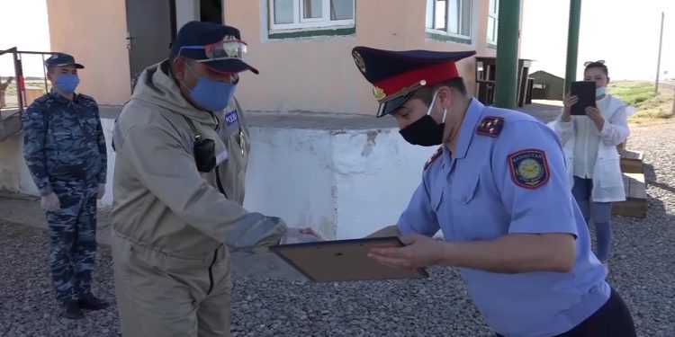 БЛОК-БЕКЕТТЕРДЕ ҚЫЗМЕТ ЕТКЕН ПОЛИЦЕЙЛЕР МАРАПАТТАЛДЫ