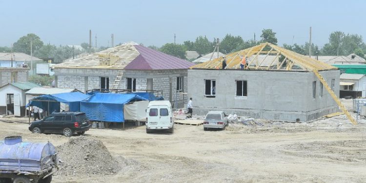 МАҚТААРАЛДА ЖАҢА ҮЙЛЕРДІҢ ШАТЫРЫ ЖАБЫЛЫП ЖАТЫР