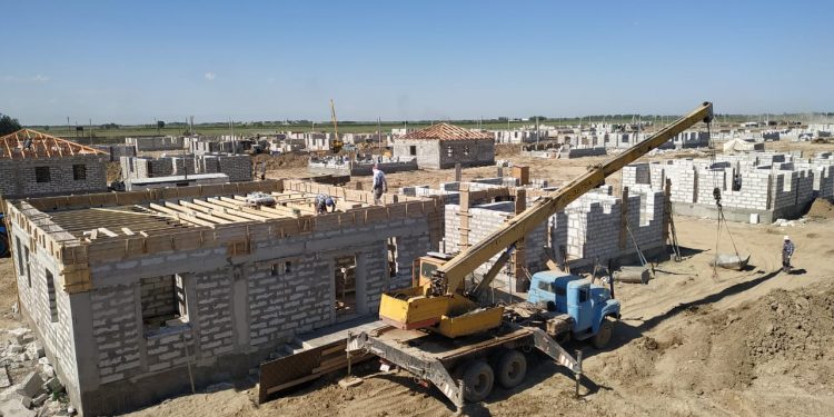 МАҚТААРАЛДА АЛҒАШҚЫ ЕКІ ҮЙДІҢ ҚҰРЫЛЫСЫ АЯҚТАЛУДА