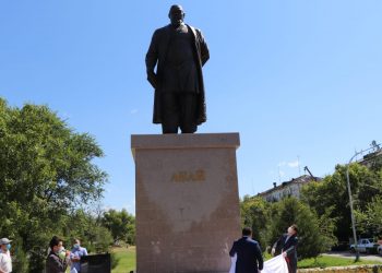 Нұр-Сұлтан қаласы күніне орай кентауда ұлы Абайға ескерткіш орнатылды