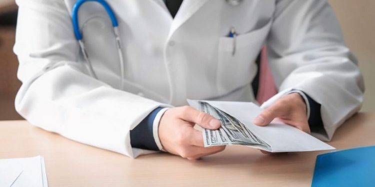 Шымкент қаласының Денсаулық сақтау басқармасының бұрынғы басшысы ақша жымқырды деп күдіктелуде