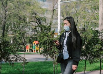 Көшеде маскасыз жүрген адамға айыппұл салына ма?