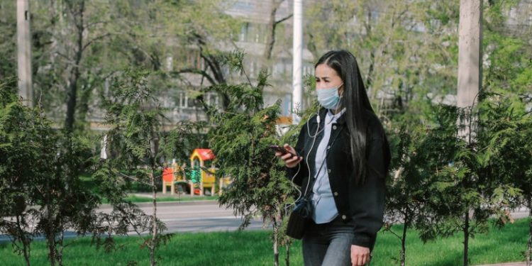 Көшеде маскасыз жүрген адамға айыппұл салына ма?