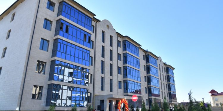 Шымкентте конституция күні қарсаңында тұрғын үй кешені пайдалануға берілді