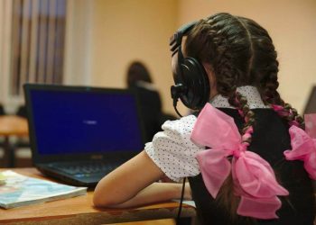 Оқушылар қашықтықтан оқу үшін тегін компьютерлерді қалай ала алады?