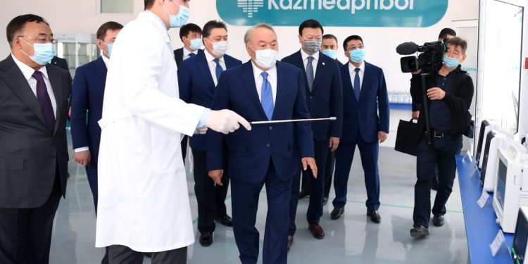 Елбасы «Казмедприбор» серіктестігінің қызметімен танысты