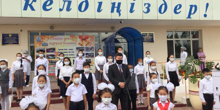 Шымкенттегі Абай Құнанбаев мектебі жаңа оқу жылын Ұлы ақынның өлеңдерін оқудан бастады