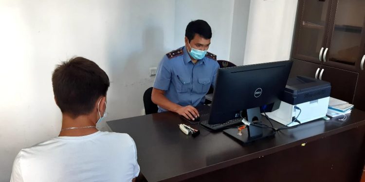 Түркістан облысы полицейлері құрамында есірткі заты бар өсімдіктерді өсірген ауыл тұрғынын ұстады