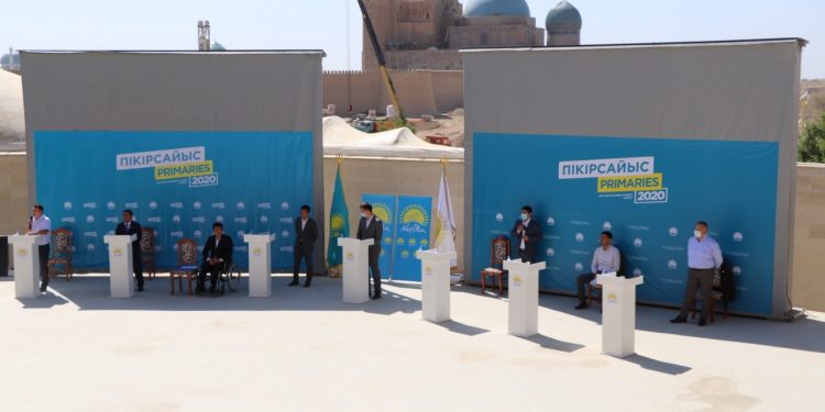 Түркістанда ашық аспан астында праймериздің пікірсайысы басталды