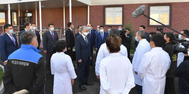 Тоқаев дәрігерлерге коронавирустың екінші толқынына дайын болу керегін айтты