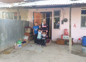 Келестік азаматтар жалғызбасты анаға баспана сыйлады