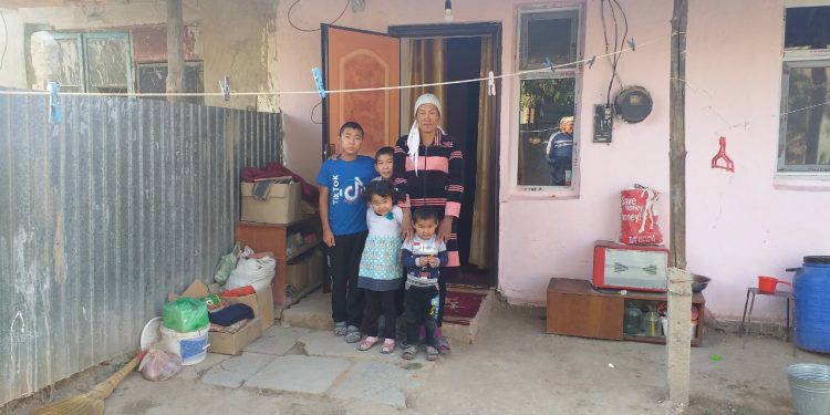 Келестік азаматтар жалғызбасты анаға баспана сыйлады