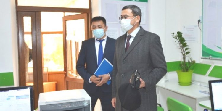 Соттар әкімшісінің басшысы аудандық соттарды аралады