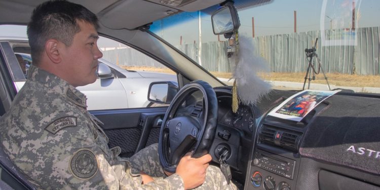 Шымкенттік әскерилер жол апатын алдын алудың ерекше тәсілін ұсынды