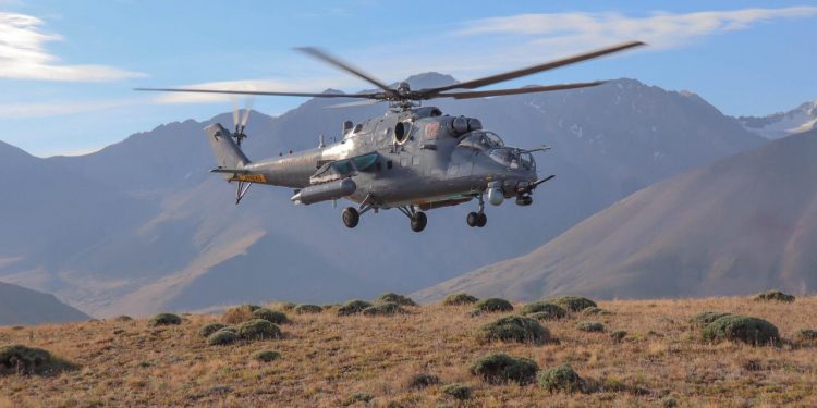 Армия авиациясының ұшқыштары оқу-жаттықтыру ұшуларын орындады