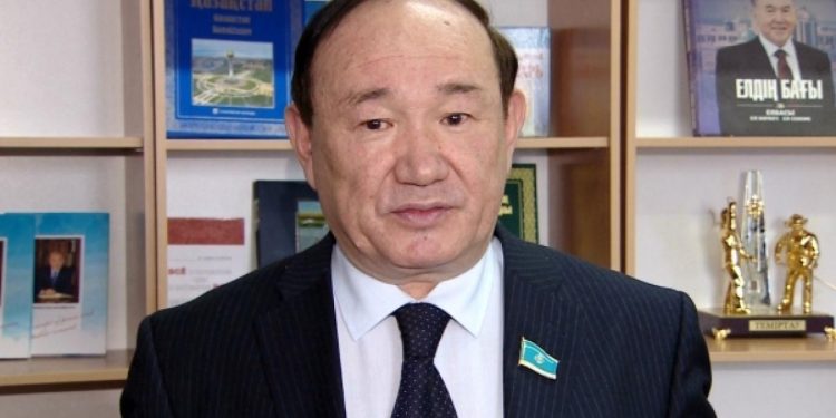 Депутат Бектаев әр балаға 18 жасқа дейін қаржы бөлуді ұсынды