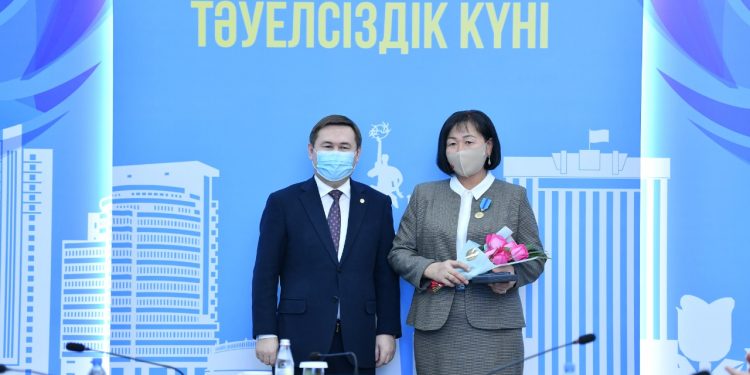 Шымкентте тәуелсіздік күнінің қарсаңында 46 азамат мемлекеттік наградамен марапатталды