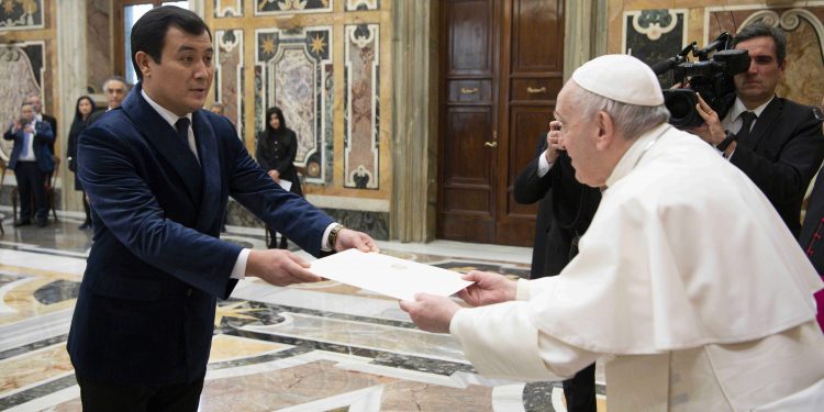 Қазақстан Елшісі Рим Папасына сенім грамоталарын тапсырды