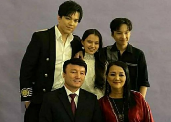 Димаш Құдайбергеновтың отбасымен түскен суреті көпшілікті сүйсіндірді