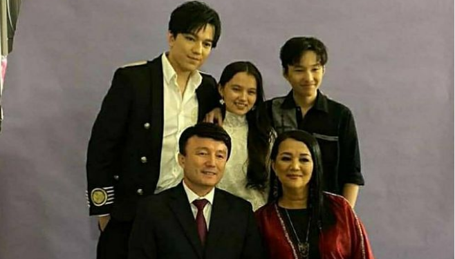 Димаш Құдайбергеновтың отбасымен түскен суреті көпшілікті сүйсіндірді