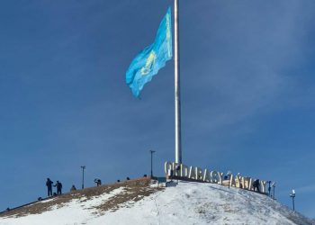 Ордабасы ауданында биіктігі 30 метр тұғырға мемлекетік ту тігілді