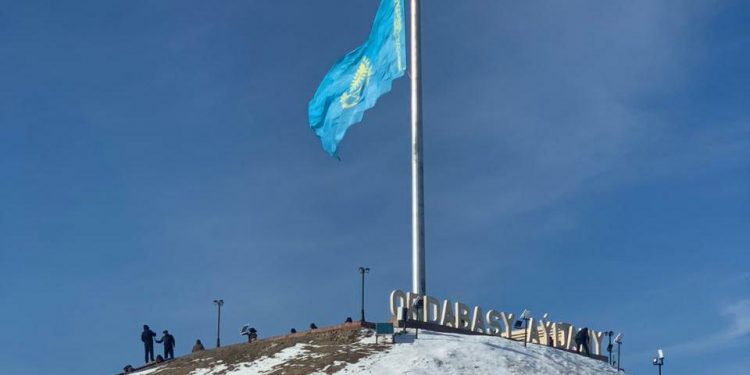 Ордабасы ауданында биіктігі 30 метр тұғырға мемлекетік ту тігілді