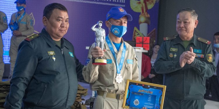 Түркістан : «Барыс» әскери-патриоттық клубының тәрбиеленушілері марапатталды