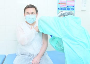 Шымкентте вакцинаны алғаш болып қала әкімі мұрат әйтенов салдырды