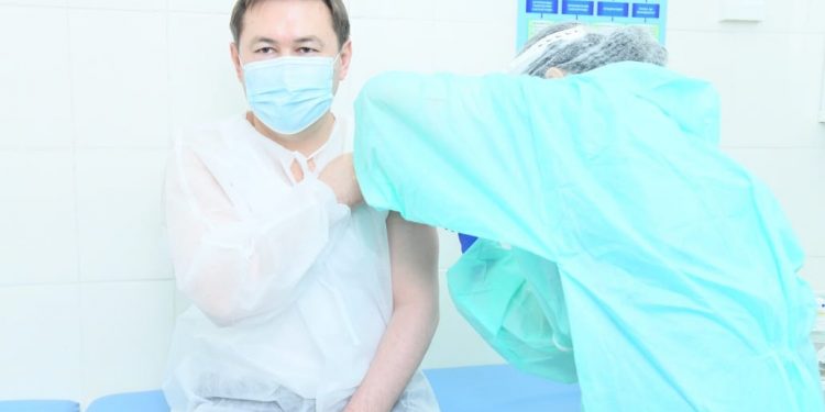 Шымкентте вакцинаны алғаш болып қала әкімі мұрат әйтенов салдырды