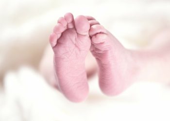 Қазақстанда сәбиін әжетханаға тастаған студент қыз сотталды