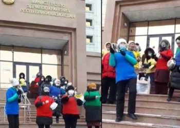 «Біз вакцинацияға қарсымыз»: түрлі-түсті киім киген әйелдер министрлік алдында шу шығарды