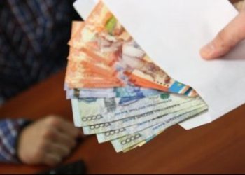 Қаржы министрі шенеуніктердің неге пара алатынын айтты