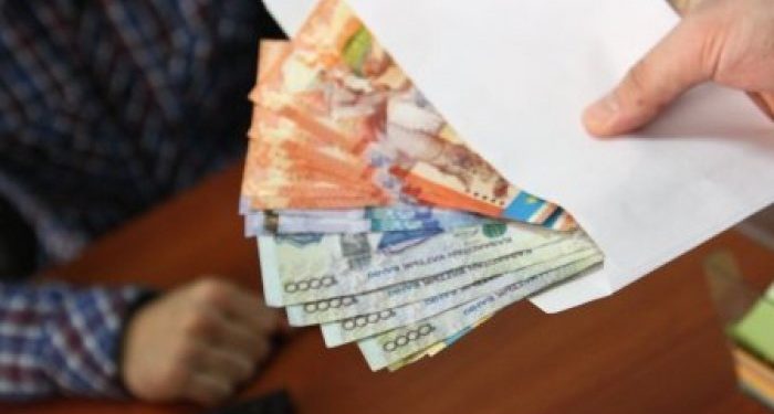 Қаржы министрі шенеуніктердің неге пара алатынын айтты