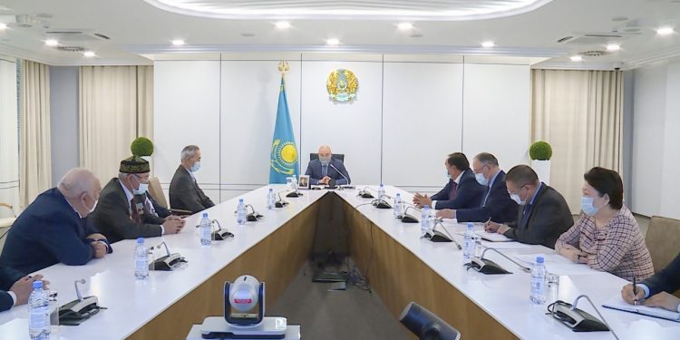 Өмірзақ Шөкеев ардагерлер мен зиялы қауым өкілдерімен кездесті