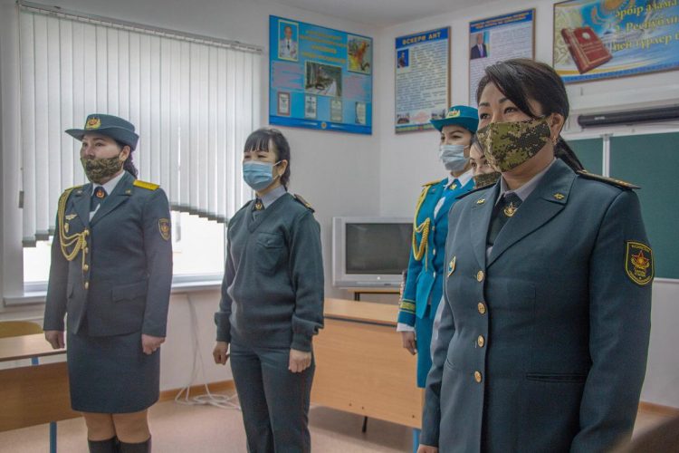 Әскердегі арулар болашақ сарбаздармен кездесті