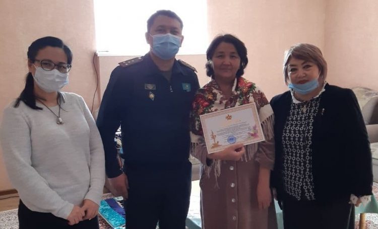 Шымкенттік әскерилер Отан қорғаушылардың аналарын құттықтады