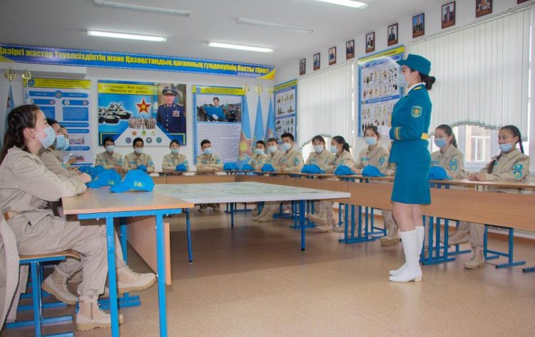 Әскердегі арулар болашақ сарбаздармен кездесті