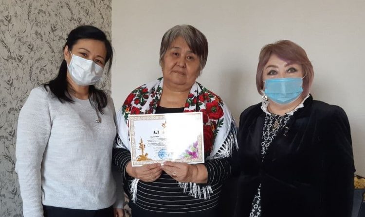 Шымкенттік әскерилер Отан қорғаушылардың аналарын құттықтады