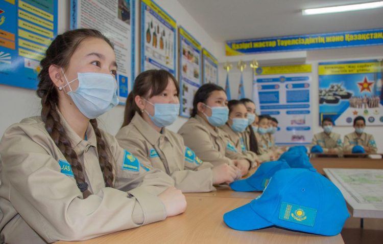 Әскердегі арулар болашақ сарбаздармен кездесті