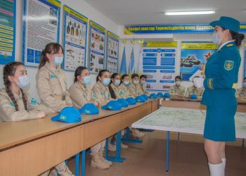 Әскердегі арулар болашақ сарбаздармен кездесті