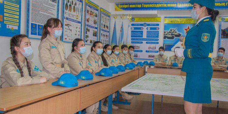 Әскердегі арулар болашақ сарбаздармен кездесті