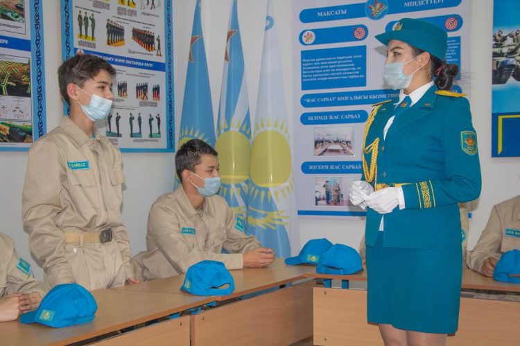 Әскердегі арулар болашақ сарбаздармен кездесті