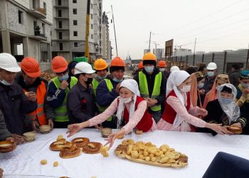 Құрылысшыларға наурыз көже таратылды